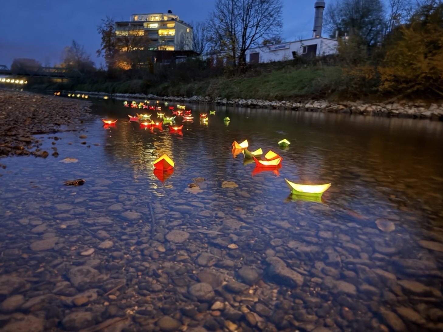 IMG_4412 Gedenkstation an Opfer von Femiziden der Gruppe Roter Aufbruch Rosenheim. Foto: Copyright Roter Aufbruch Rosenheim