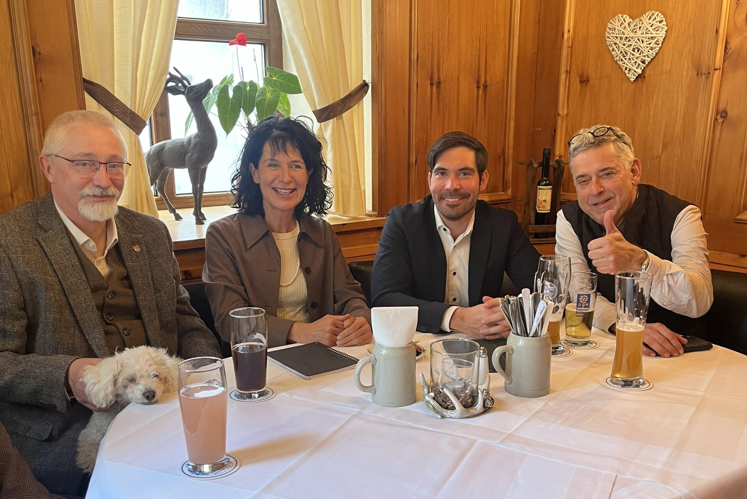 IMG_5343x Christopher Ehrenböck (zweiter von rechts) bei der Vorstellung mit den Stadträten Franz Reindl, Christine Degenhart und Markus Dick (von links) während des Weißwurstfrühstücks. Foto: privat