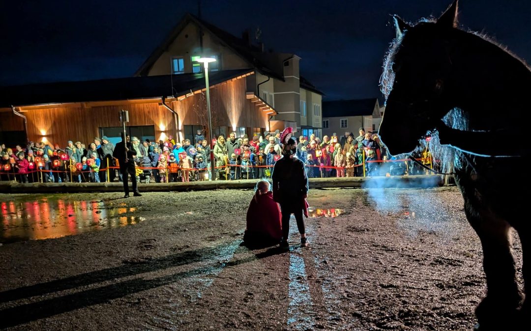 Lichtermeer beim Martinszug in Kammer begeistert Groß und Klein