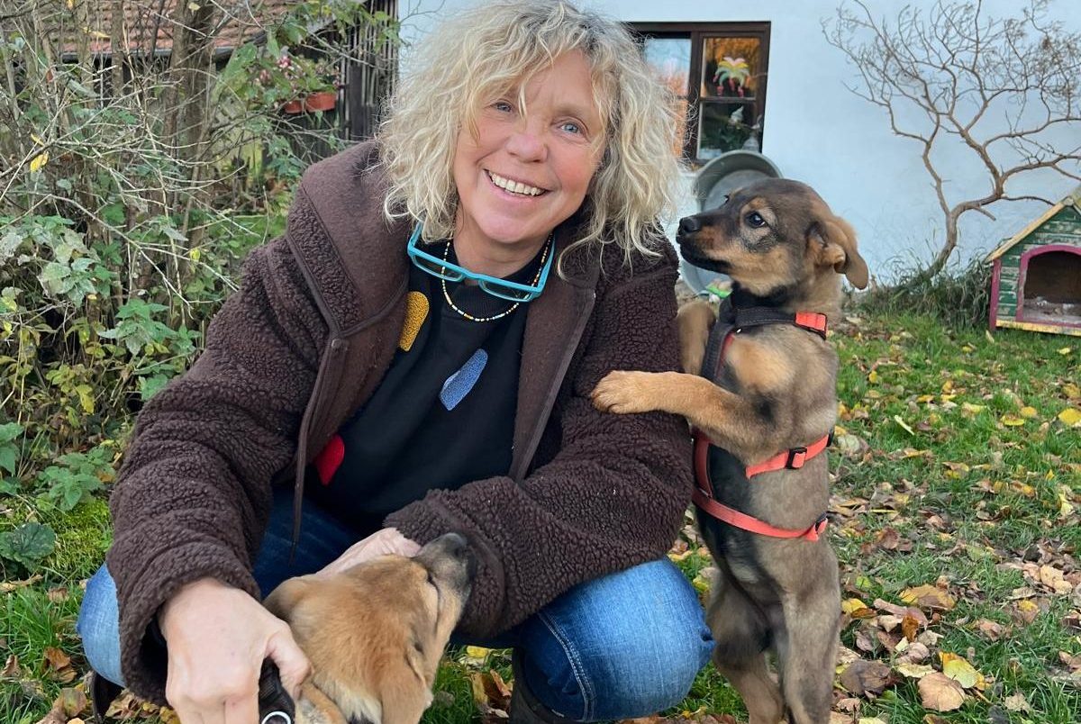 Manuela Copeland – Vereins-Chefin von dogship-bayern mit zwei ihrer Schützlinge Manuela Copeland - Vereins-Chefin von dogship-bayern mit zwei ihrer Schützlinge Copyright Dogship Bayern & Manuela Copeland)