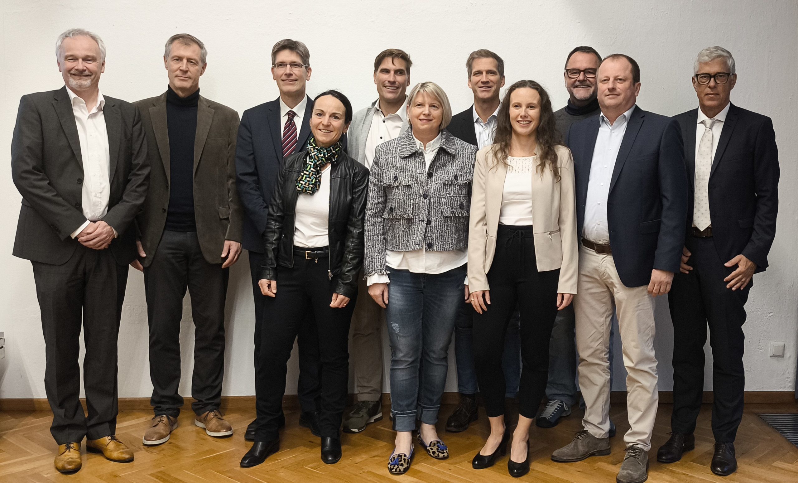 Presse_ROS_OZ_IMG_20251015_181527_PM Die Organisatoren und Referenten des Onkologischen Herbstsymposiums: (v.l.) PD Dr. Andreas Schnelzer, PD Dr. Matthias Krams, Prof. Dr. Stefan von Delius, Dr. Gerlinde Götz, Prof. Dr. Klaus Stelter, Prof. Dr. Katja Ott, Prof. Dr. Kai Nowak, Dr. Ulrike Kolar-Michaelis, Dr. Stefan Kaldune, Dr. Gerhard Puchtler, Dr. Markus Wöhr. Foto: RoMed Kliniken
