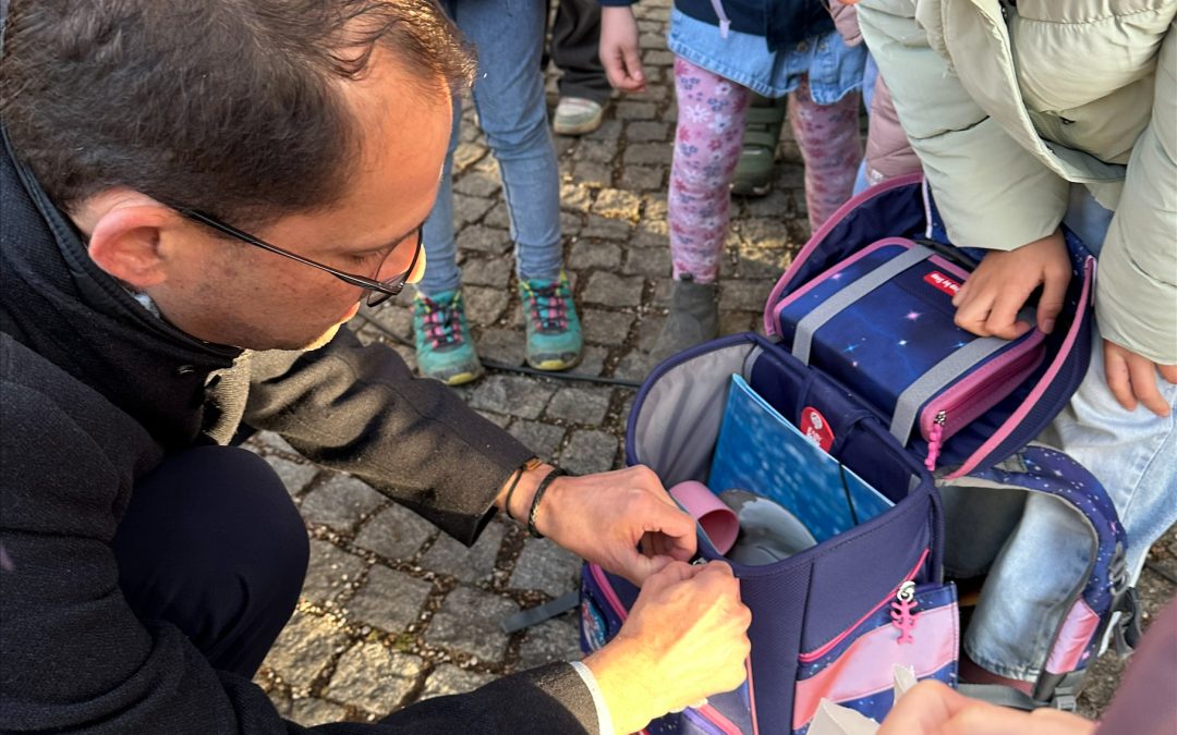 Sicher durch die dunkle Jahreszeit: Rosenheim schenkt Erstklässlern leuchtende „Reflektorbärchen“