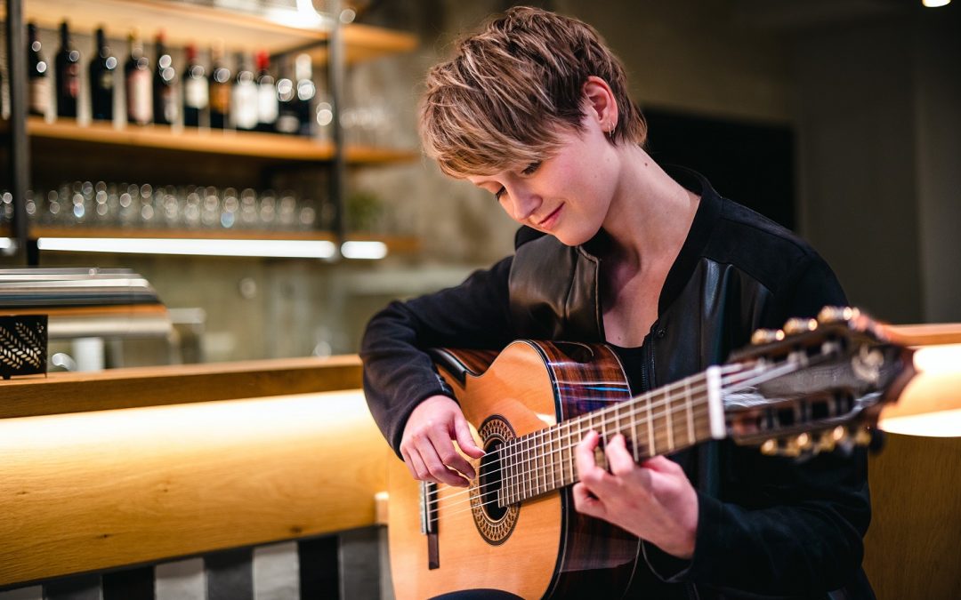 Gitarristin Stephanie Jones beim Gitarrenfestival Saitensprünge in Bad Aibling