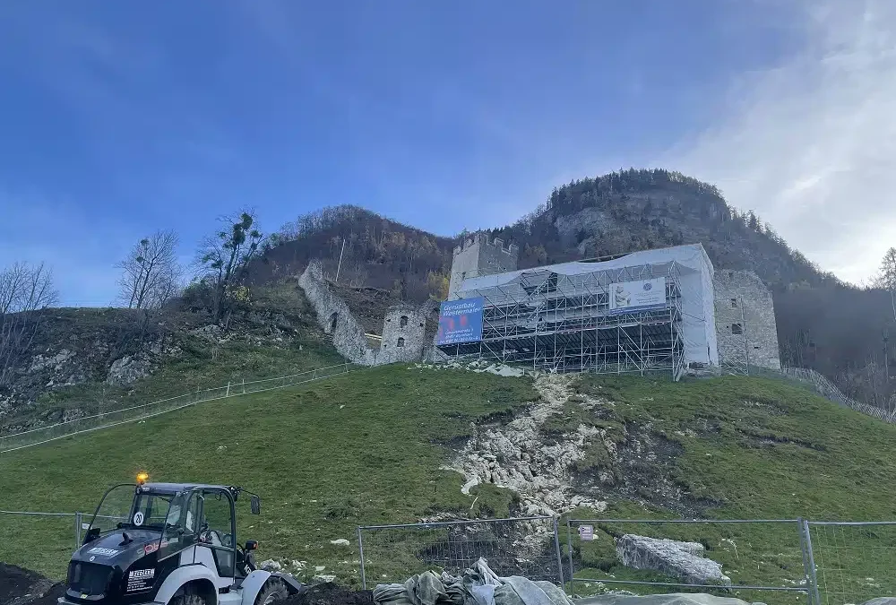 Wiederaufbau der Mauer von Burg Falkenstein gestartet