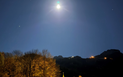 Aschau: Vollmond zeichnet einen Engel aus Licht