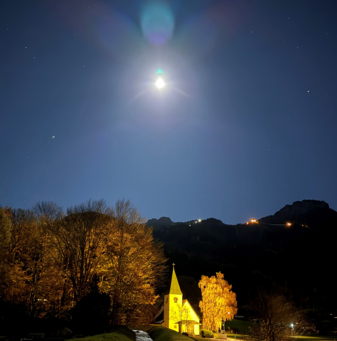 Aschau: Vollmond zeichnet einen Engel aus Licht