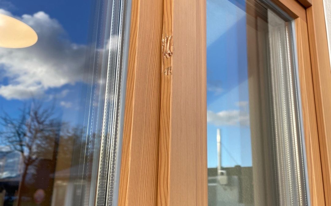 Unbekannte beschädigen Fenster der Gemeindebücherei Bruckmühl