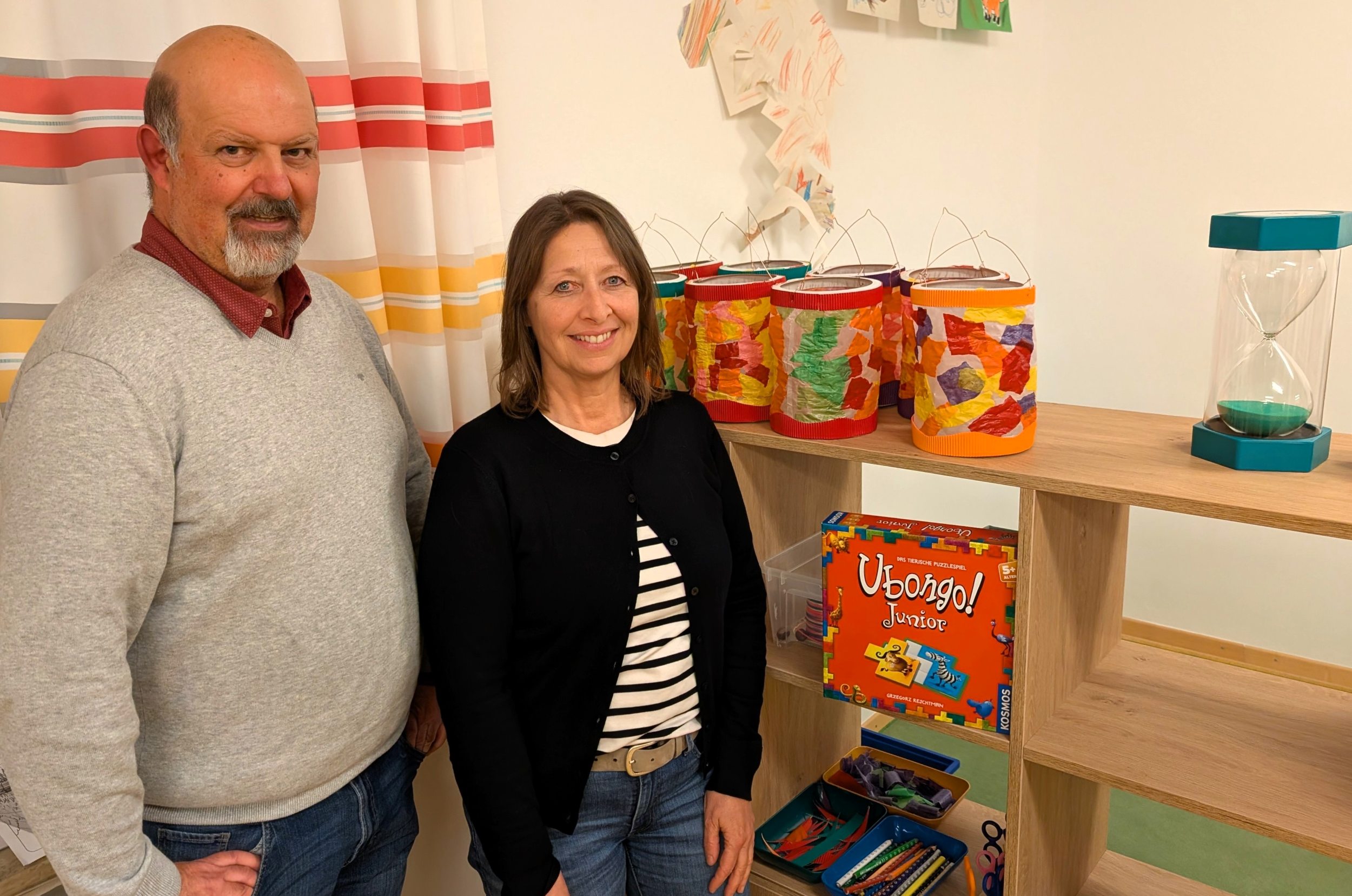 1 Seit mehreren Jahren beobachten die Hausleitung von St. Josef in Traunstein, Karl-Heinz Oberhuber, und die Tagesstätten Leitung Roswitha Beissinger einen steigenden Bedarf an Betreuungsplätzen für Kinder, die auf Grund ihrer Entwicklung einen besonderen Förderbedarf aufweisen und dadurch in einer Regeleinrichtung nicht angemessen betreut werden können. Daher ist die Freude über acht neue Betreuungsplätze groß. Foto: Hubert Hobmaier