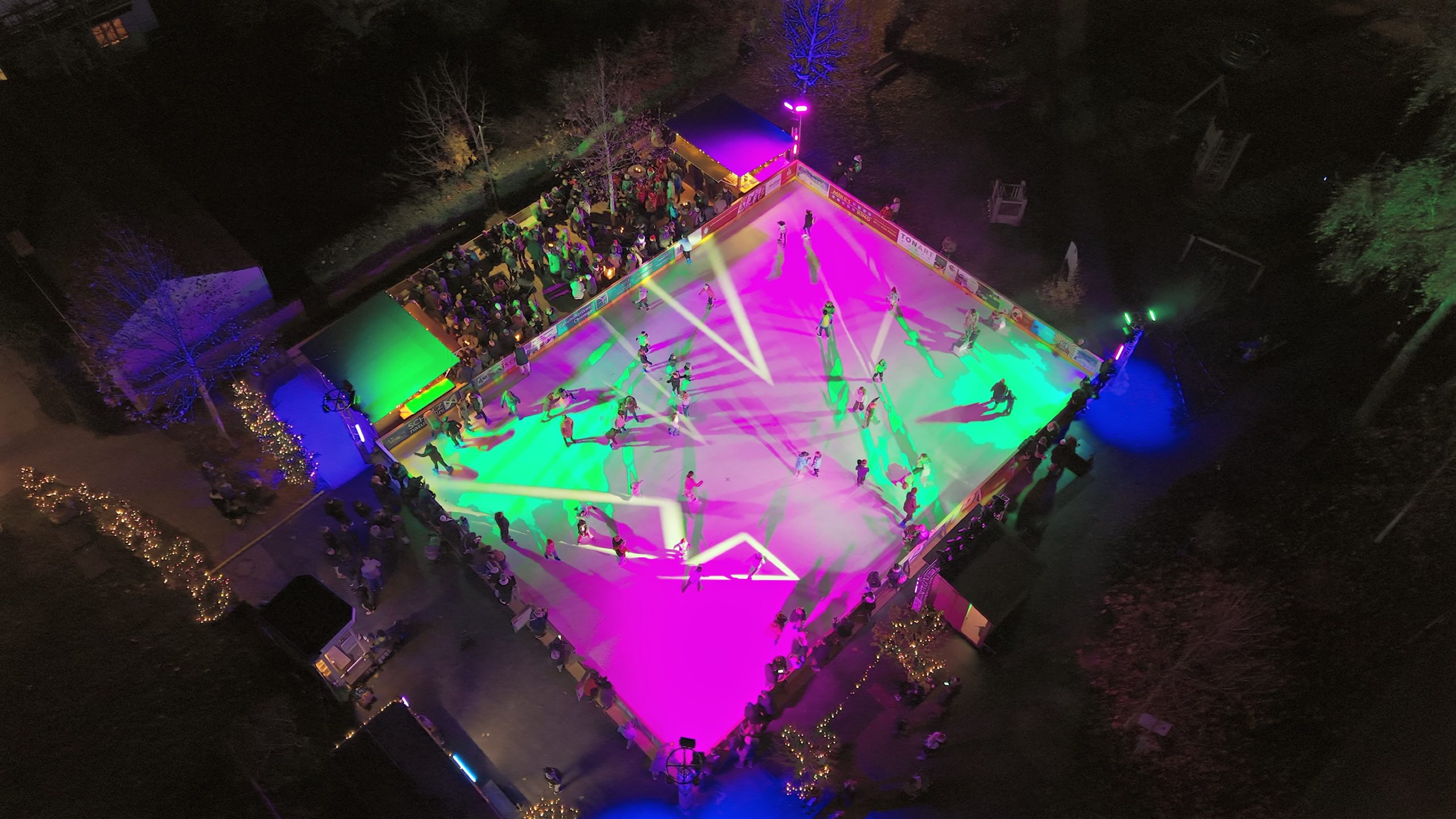 2025-12-27 Pressebild Prien on Ice Vorsilvesterparty c-Markt Prien a. Chiemsee, S. Huber Prien on Ice-Vorsilvesterparty: Die Marktgemeinde Prien lädt alle herzlich ein, vorbeizukommen, mitzufeiern und sich in stimmungsvoller Atmosphäre auf den bevorstehenden Jahreswechsel einzustimmen. Beitragsbild: Foto: Copyright Markt Prien a. Chiemsee