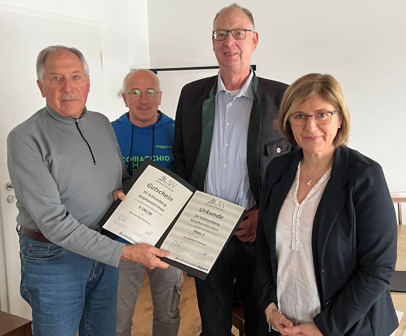 2025 BLSV 22112025 im Bild von links: Bei der Sportabzeichen Ehrung: Andreas Scheibenzuber für den SV-Schloßberg-Stephanskirchen e.V., Peter Jüstel, Sepp Bierwirth und Landrätin Marianne Loferer. Foto: Copyright BLSV Sportkreis Rosenheim