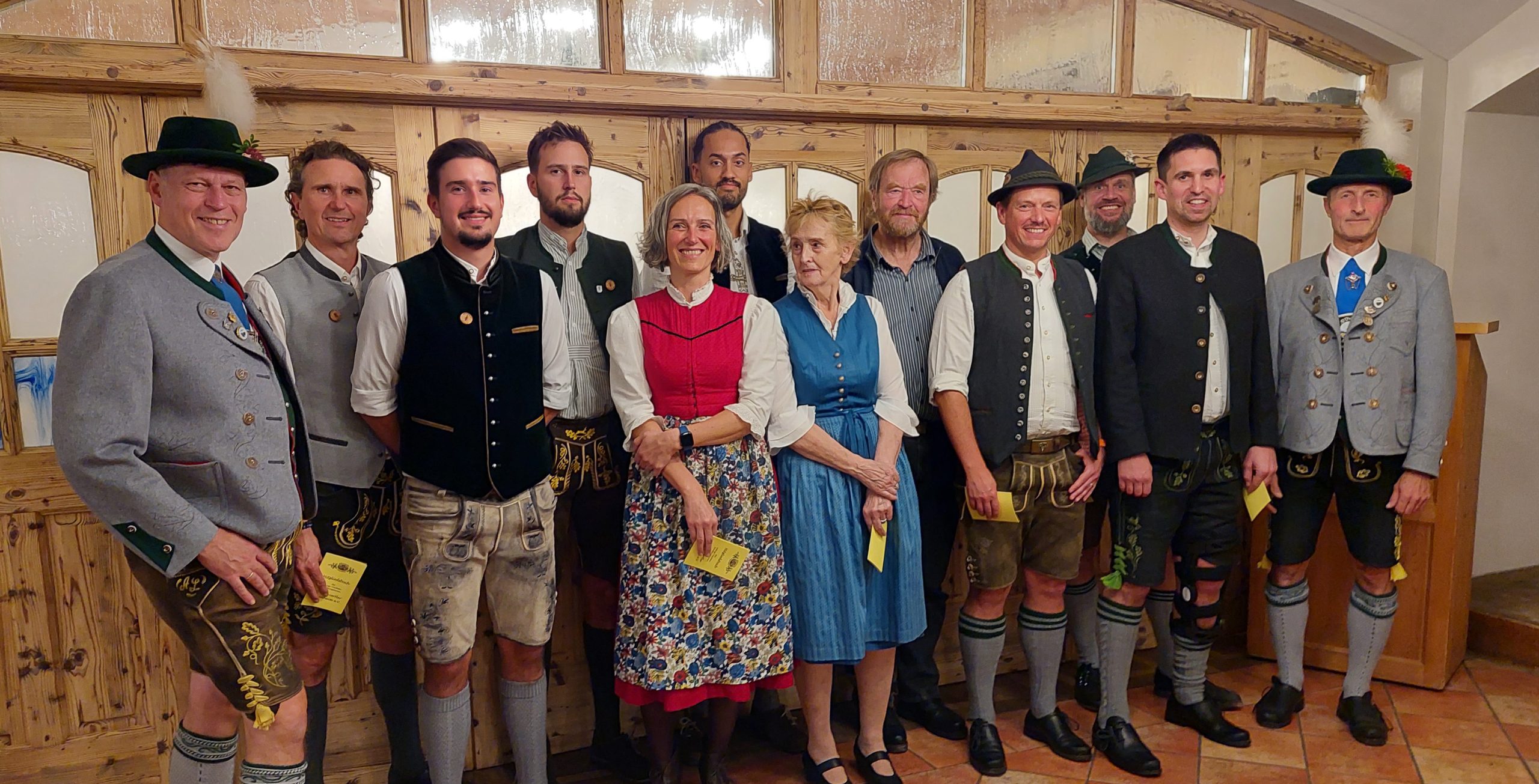 20251018_212617 Auf dem Foto sind – zwischen den beiden Vorsitzenden Alfred Licht und Christian Hübl – die neuen Mitglieder zu sehen: Klaus Kastenhuber, Lukas Kastenhuber, Thomas Kastenhuber, Barbara Kastenhuber, Joshua Braun, Josefine Dichtl, Sepp Eggersberger, Markus Ernst, Florian Kirschner, Andreas Saldivar. Foto: Copyright Innviertler