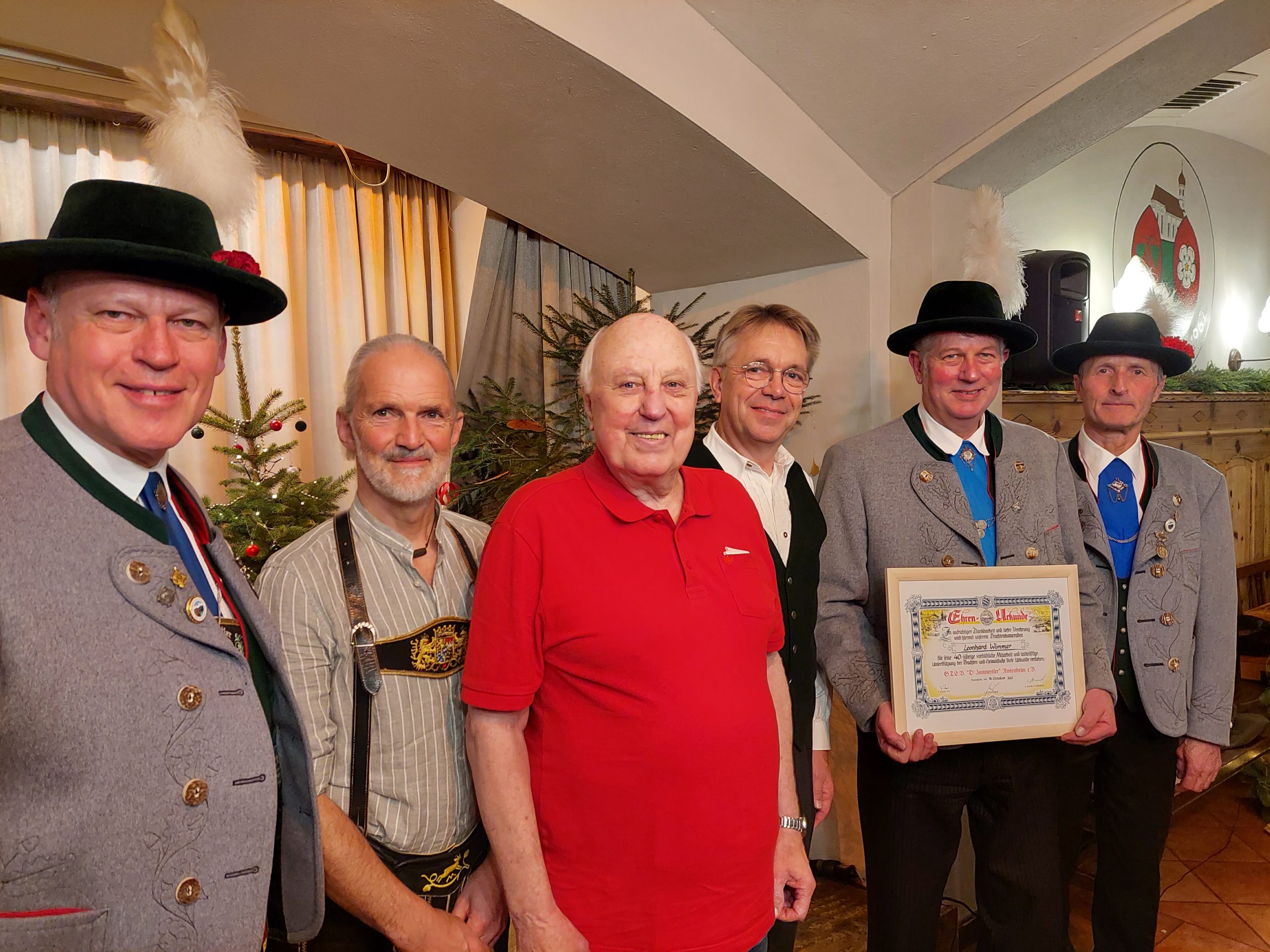 20251214_153150 Das Foto zeigt von links nach rechts: Alfred Licht (erster Vorsitzender), Matthias Reisaus, Karl Ebner, Christian Helget, Leonhard Wimmer und Christian Hübl (zweiter Vorsitzender). Foto: Innviertler Trachtler