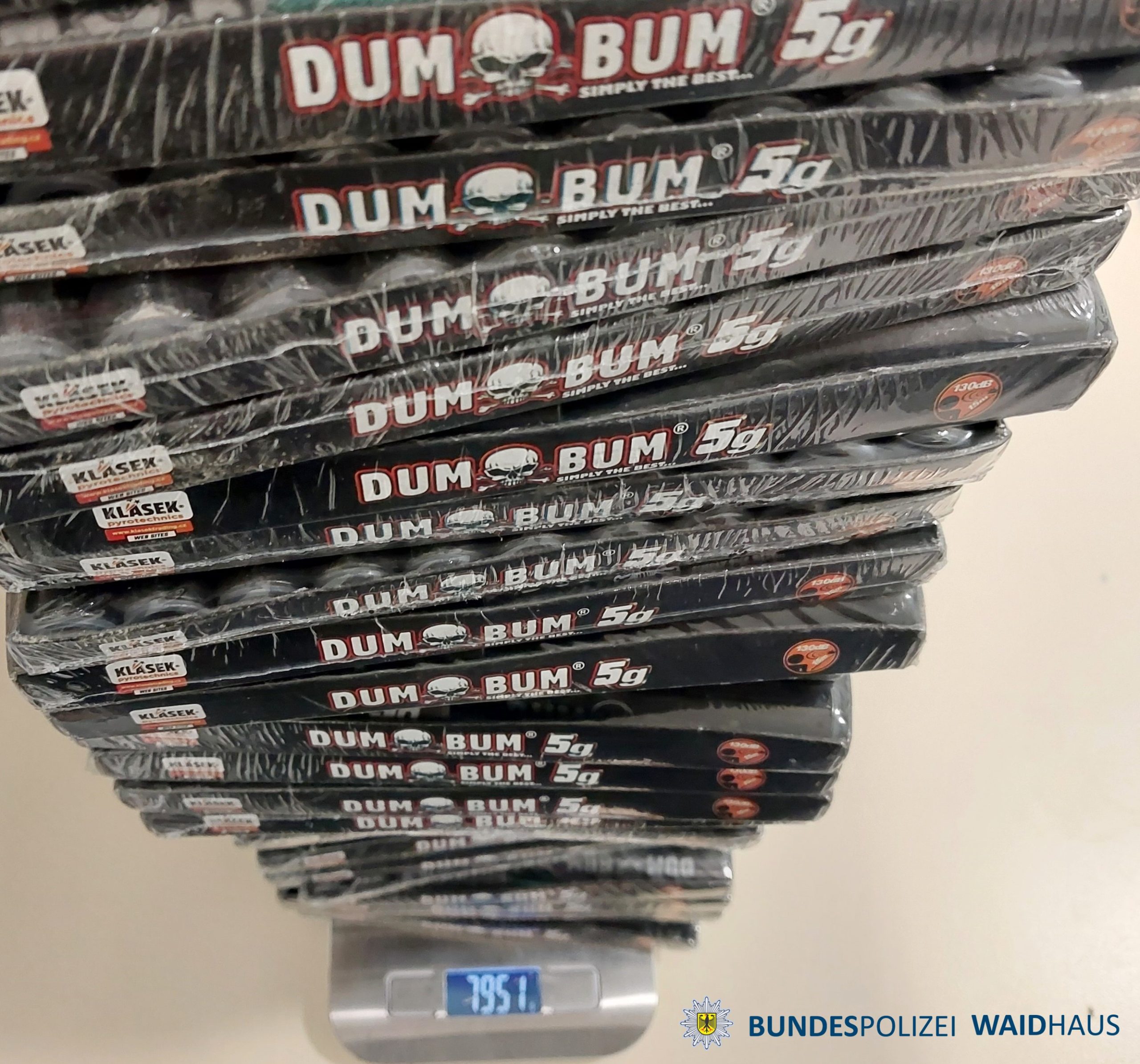 Sichergestellte Pyrotechnik der Kategorie 4 Sichergestellte Pyrotechnik der Kategorie 4. Foto: Bundespolizei