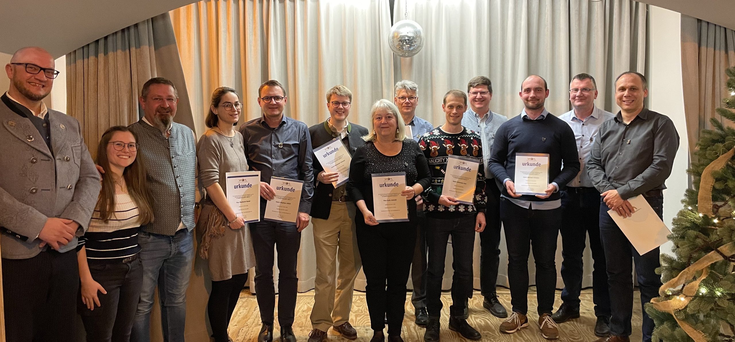 25-12-20 21-36-28 1812 von links nach rechts: Martin Grick (Vertreter Musikbund Ober- und Niederbayern), Veronika Kloska (2. Vorstand Stadtkapelle Rosenheim e.V.), Martin Dirrigl (1. Vorstand Stadtkapelle Rosenheim e.V.) und die Jubilare. Foto: Stadtkapelle Rosenheim