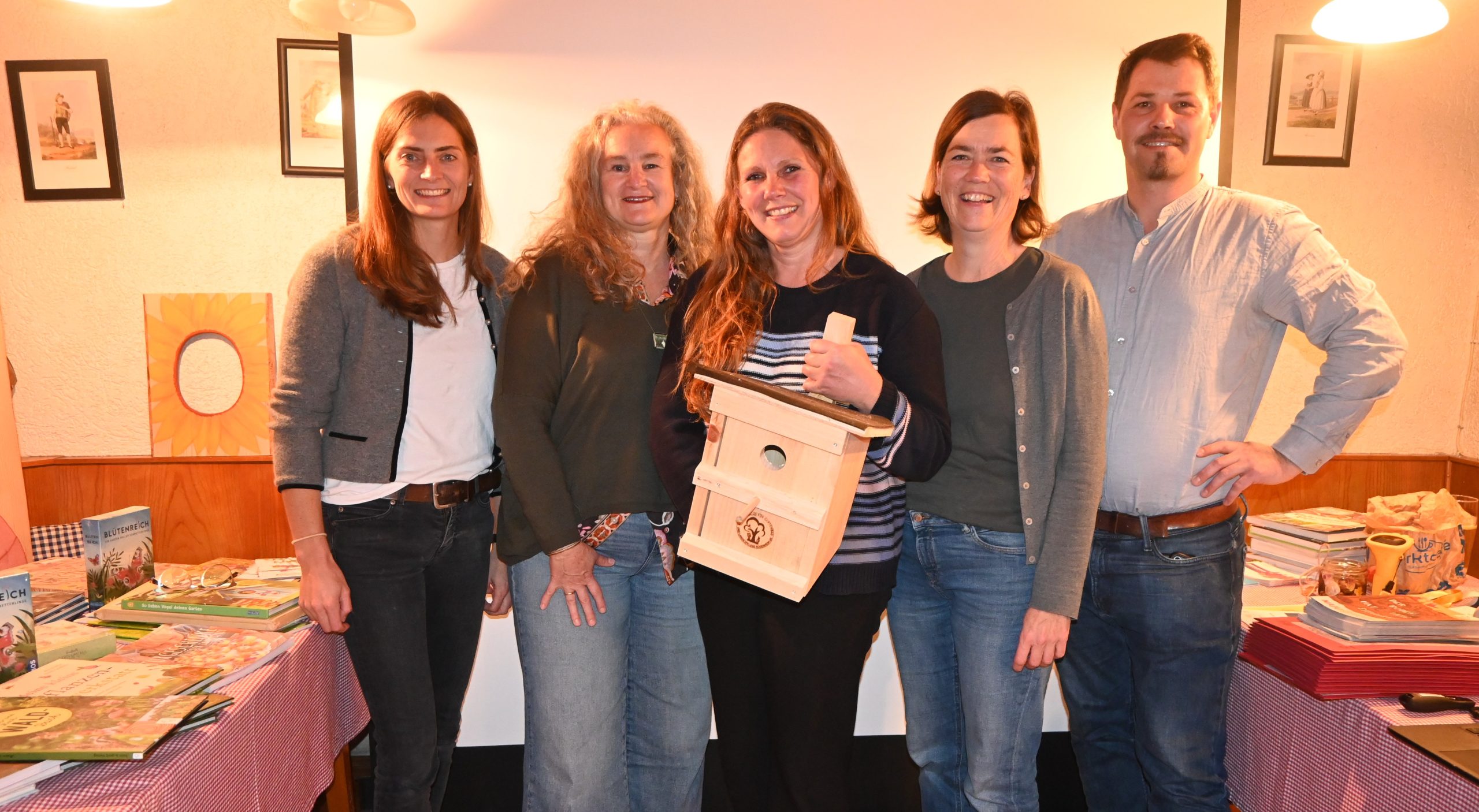 251031 Foto Foto von links nach rechts: Susanne Summerer, Kreisfachberatung für Gartenkultur und Landespflege) Andrea Gratze (Kreisjugendsprecherin) Margarete Bernrieder (Kreisjugendsprecherin) Isabella Eicher (Kreisjugendbeauftragte) Daniel Richter (Kreisfachberatung für Gartenkultur und Landespflege) Foto: Copyright Isabella Eicher