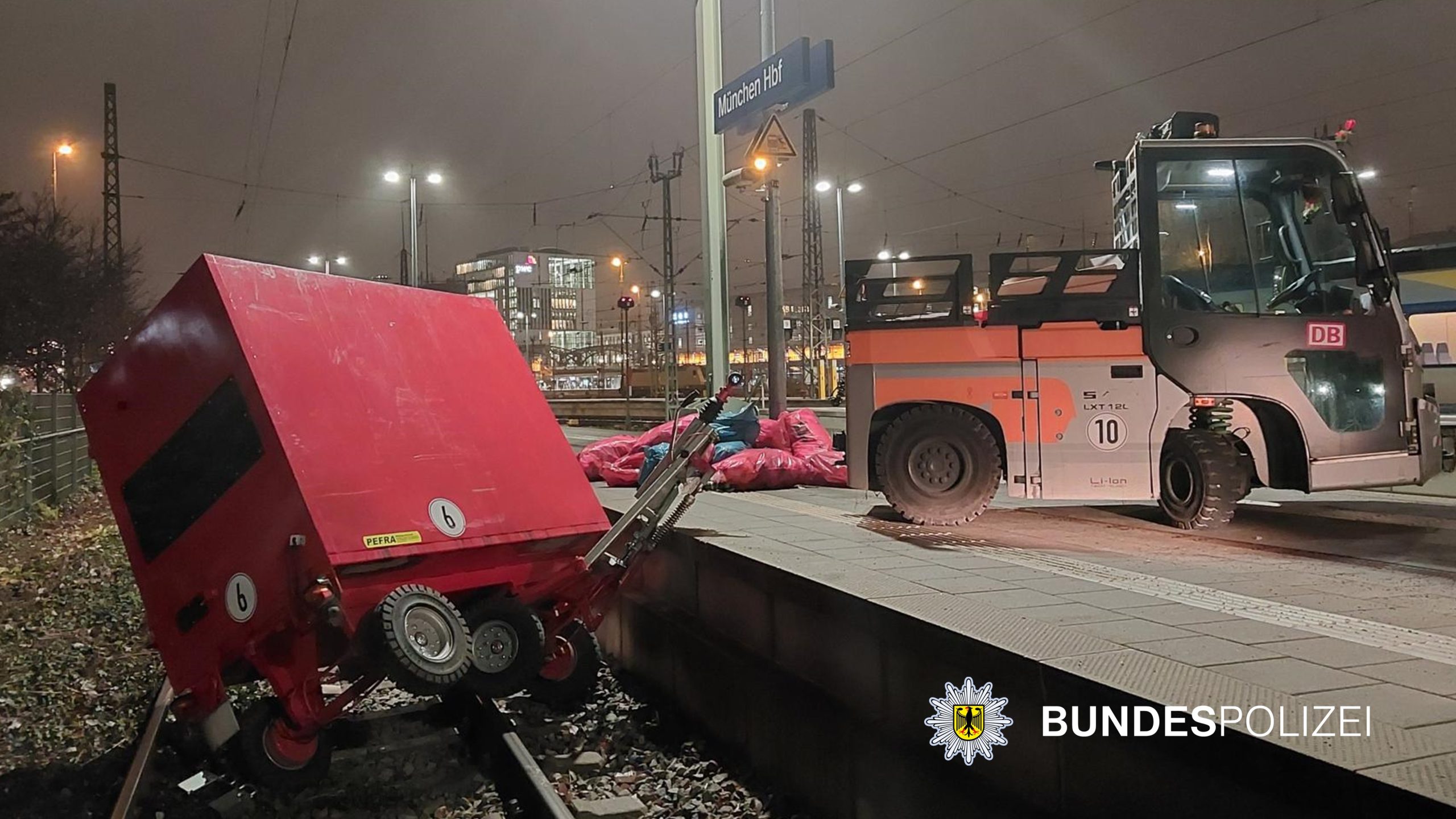 251212_Unfall_HBF Ein Anhänger eines Elektrofahrzeugs kippte im Münchner Bahnhof in den Bleibereich. Foto: Copyright Bundespolizei