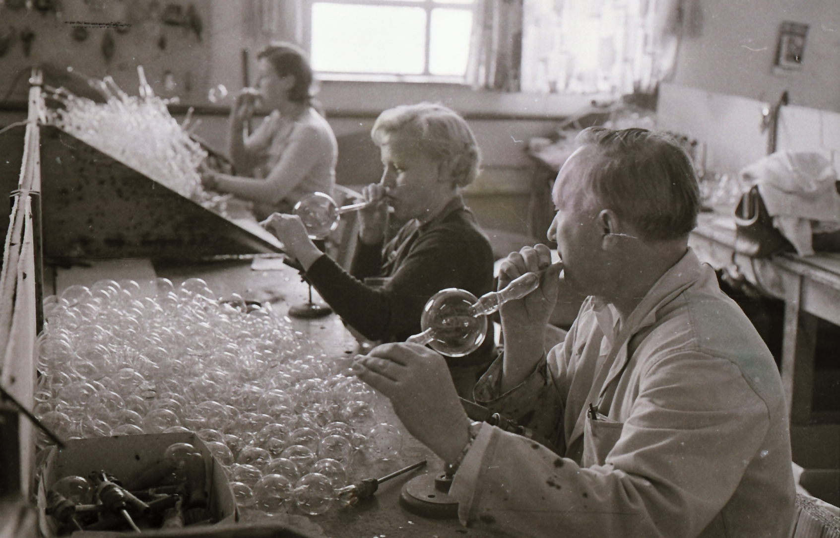 514070961_23978870735065913_8384050638059397841_n Herstellung von Christbaumkugeln durch Glasbläser bei der Rosenheimer Firma Krebs. Foto: Archiv Herbert Borrmann