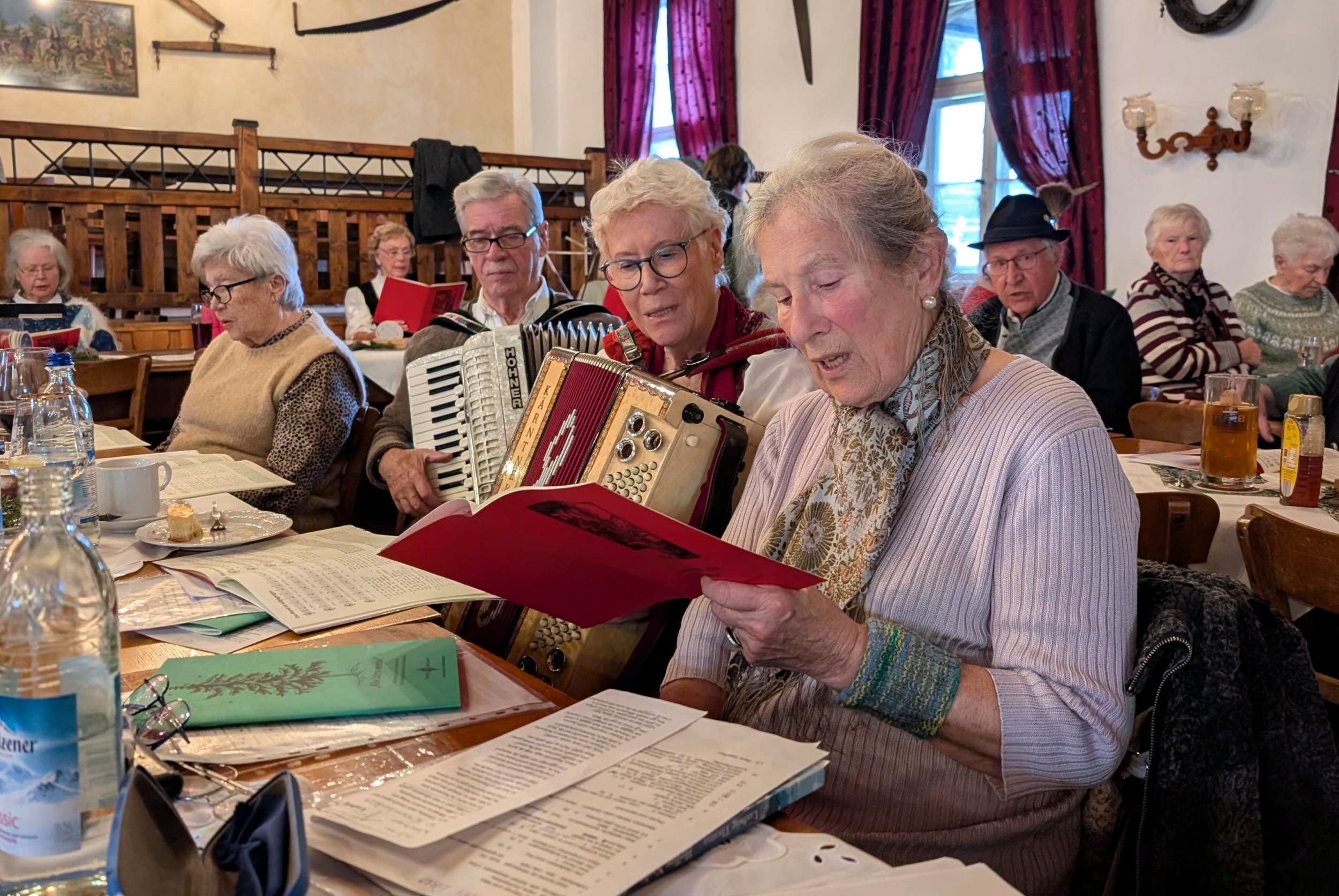 Adi Heigermoser Meli Lindhuber und Rosa Blech musizierten und haben Geschichten vorgetragen Adi Heigermoser, Meli Lindhuber und Rosa Blech musizierten und trugen Geschichten vor. Foto: Hubert Hobmaier