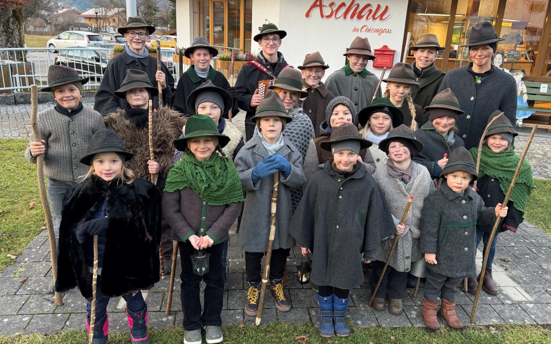 Aschauer Trachtenkinder unterwegs als Klöpfler