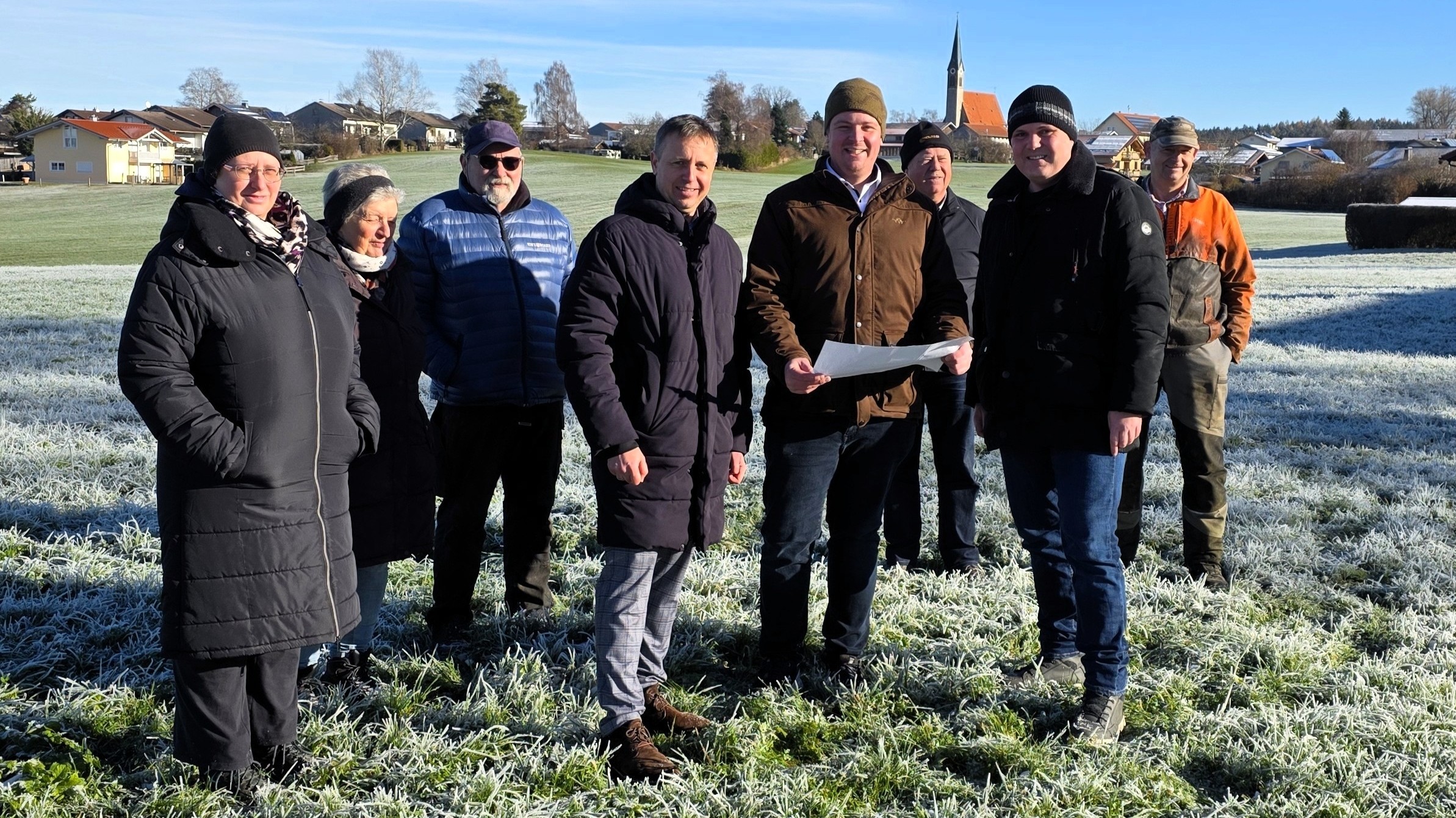 Besichtigung_Festwiese_Kammer Wird Kammer in Zukunft eine Festwiese für Jubiläen bekommen? Eigentümer, Pächter, Nachbarn, Vereinsvertreter und Traunsteins Oberbürgermeister trafen sich dazu kürzlich an der Haunstätter Straße, um das Vorhaben zu erörtern. Von links nach rechts die Eigentümerfamilie mit Claudia Lorenz sowie Brigitte und Raimund Stuhlreiter, Oberbürgermeister Dr. Christian Hümmer, Trachtenvorstand Franz Maier, KSK Vorstand Robert Maier, Blau-Weiss Präsident Max Hiebl und Pächter Peter Parzinger. Foto: Philipp Oberkandler