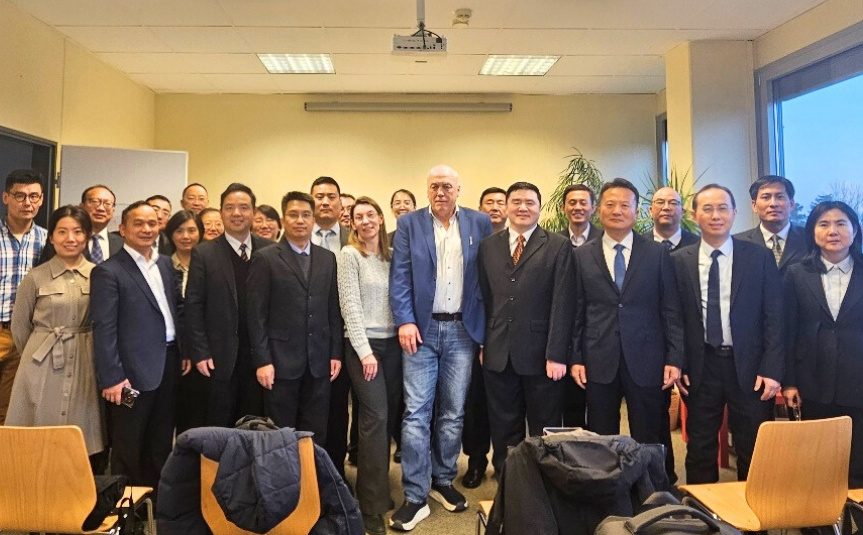 Besuch China Delegation_2 Klaus Voss und Kaie Tamm von der Diakonie Rosenheim (Mitte) begrüßten die Delegation aus China in den Räumen der Fachambulanz für Sucherkrankungen in Rosenheim. Copyright Diakonie Rosenheim