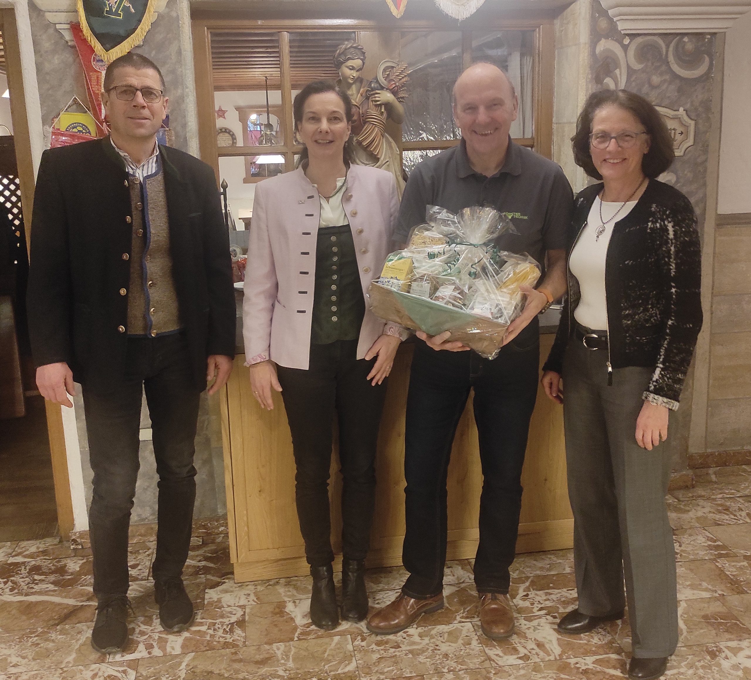 Bild 1_ Milchviehtag 2025 von Links: Alois Koller, vlf Rosenheimer Land, Monika Schaecke, AELF sowie Kälber-Referent Dr. Peter Zieger und die Behördenleiterin des AELF Rosenheim Anna Bruckmeier. Foto: AELV RO