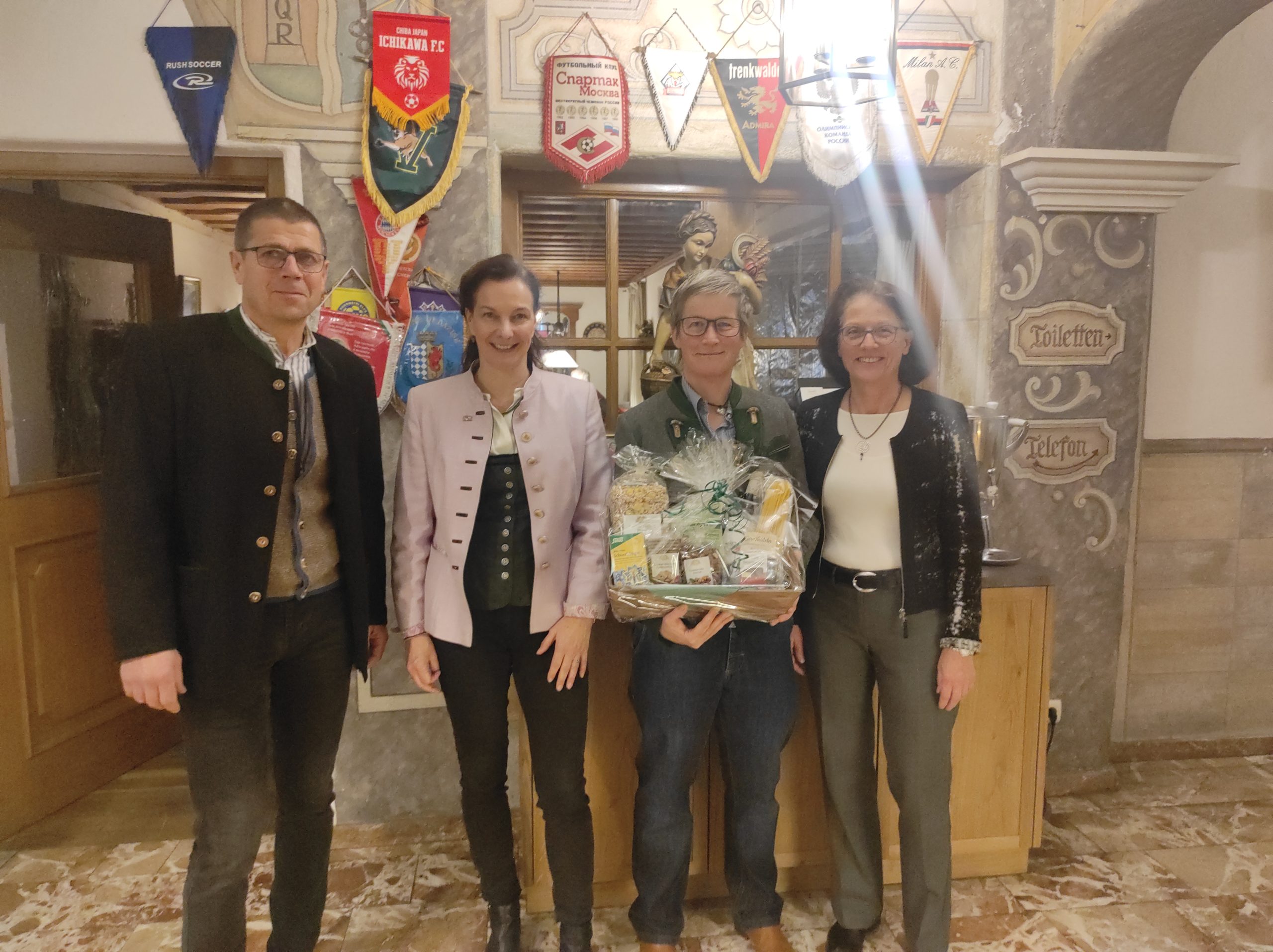 Bild 2_Milchviehtag 2025 von links: Alois Koller, vlf Rosenheimer Land, Monika Schaecke, AELF sowie Professorin Dr. Eva Zeiler und die Behördenleiterin des AELF Rosenheim, Anna Bruckmeier. Foto: AELF RO