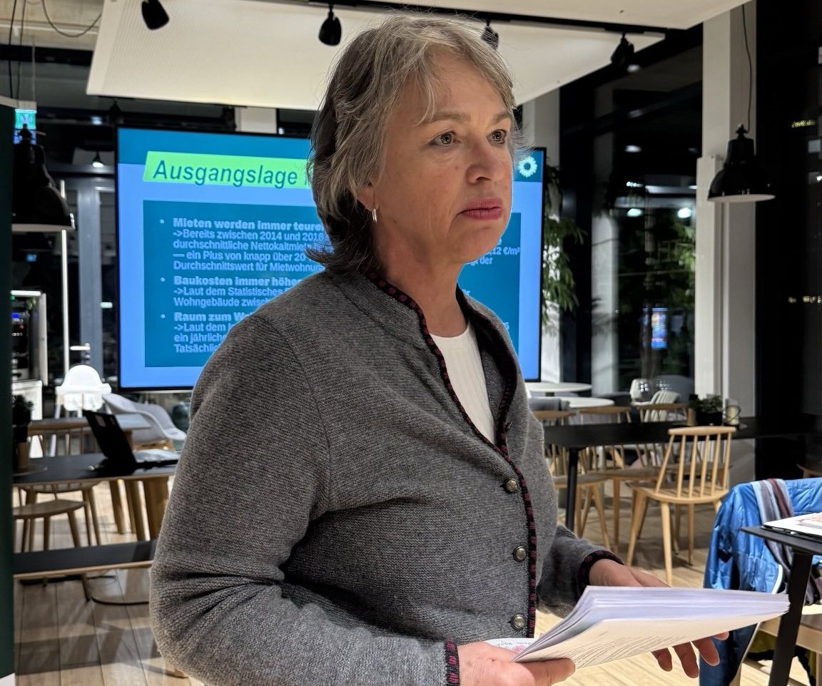 Bild Gisela Die bayerische Landesvorsitzende der Grünen, Gisela Sengt, bei ihren Ausführungen zum Thema Wohnungsbau. Foto: Bündnis90 / Die Grünen Kreisverband Rosenheim