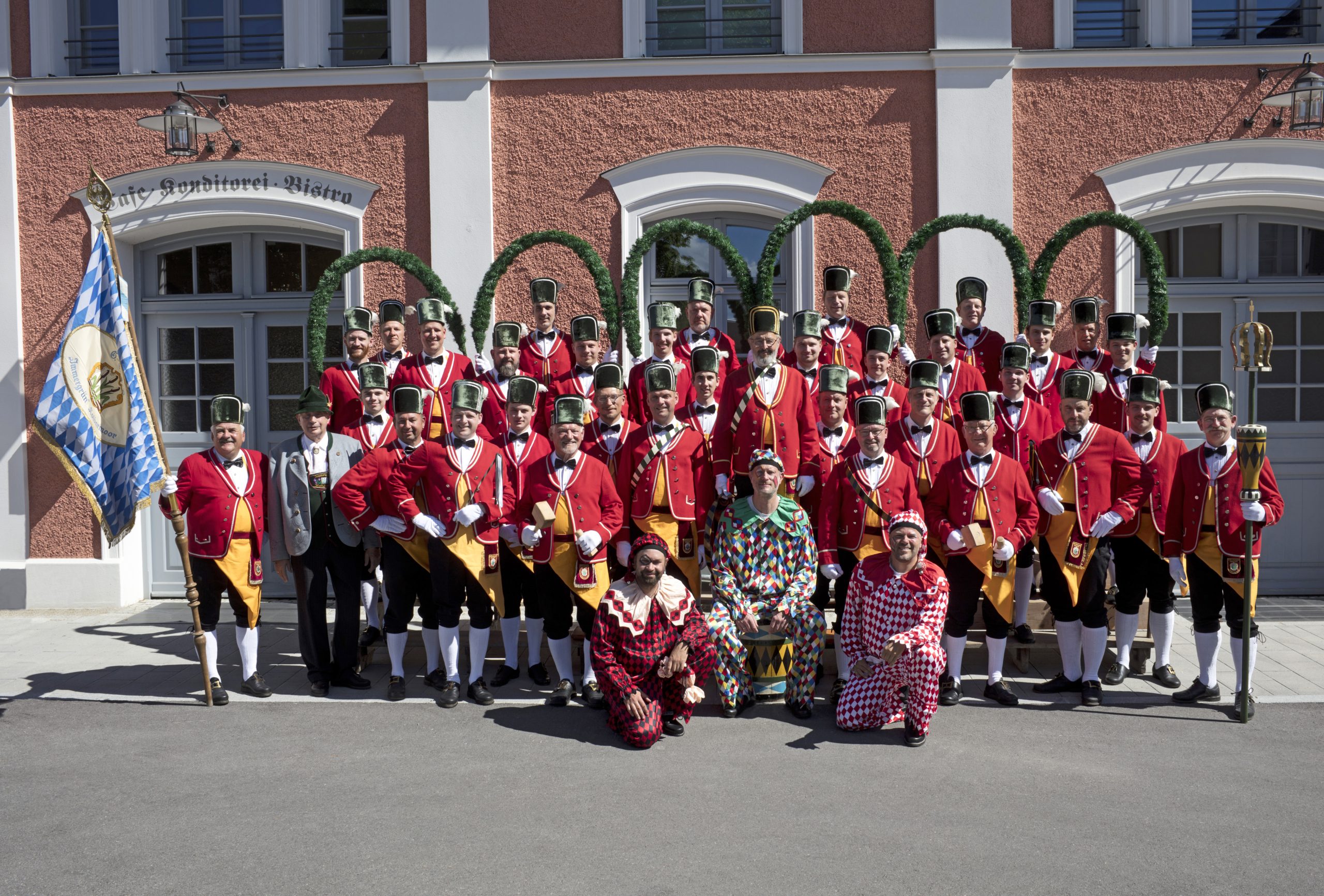 Gruppenbild2 Das hat Tradition: Nach sieben Jahren Pause zeigen die Schäffler wieder ihren Tanz. Foto: Copyright GTEV Immergrün Kolbermoor