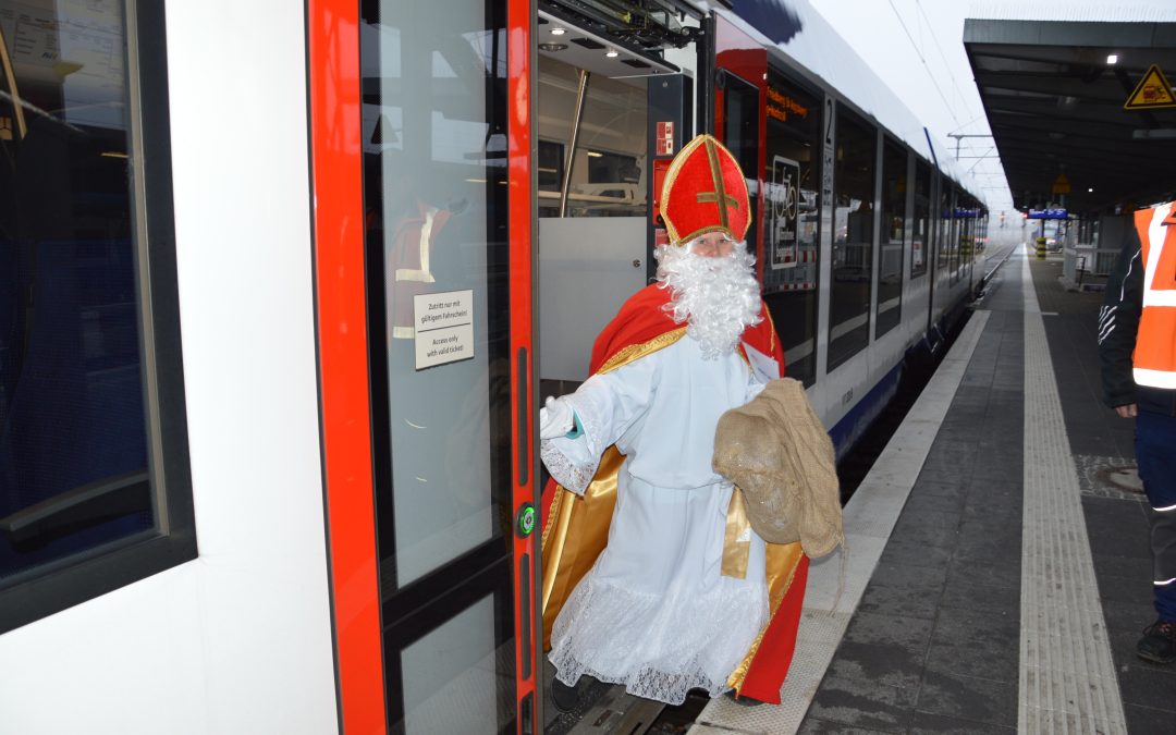 Süßer Morgengruß für BRB-Fahrgäste: Nikolaus überrascht Reisende