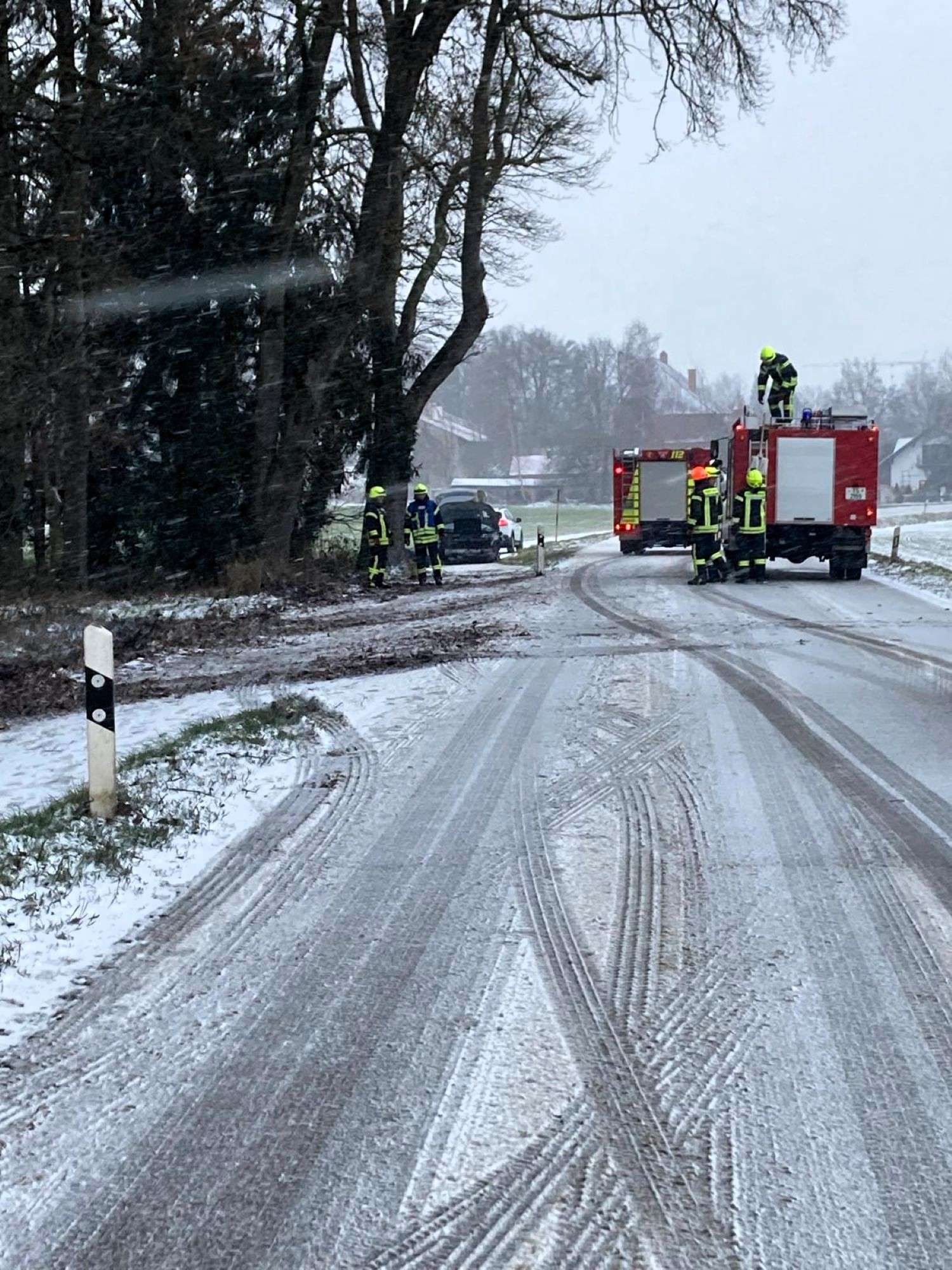 Feuerwehreinsatz auf schneebedeckter Straße im Landkreis Traunstein. Fotos. Kreisfeuerwehrverband Traunstein