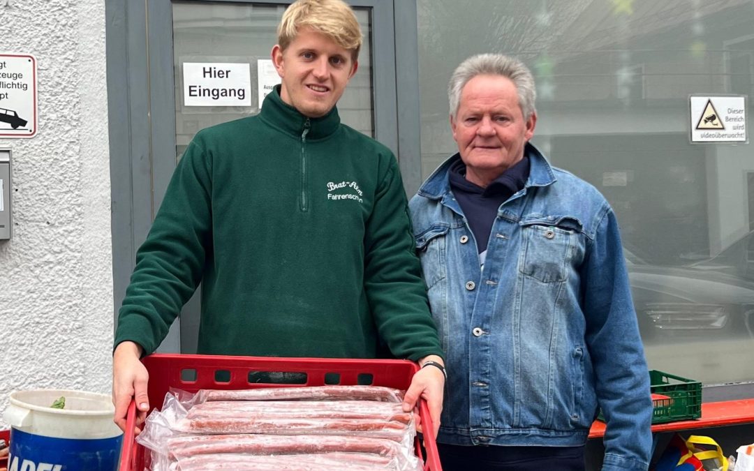 Schaustellerfamilie Fahrenschon spendet 100 Kilogramm Feuerwurst an die Rosenheimer Tafel