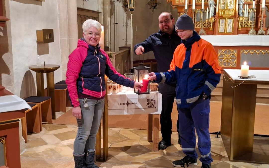 Friedenslicht erreicht Kammer und Rettenbach: Jugendfeuerwehr bringt Zeichen des Friedens in die Region