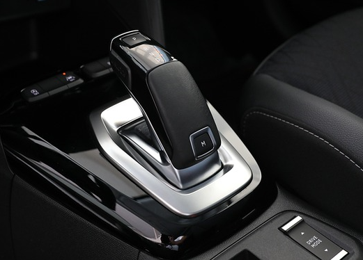 Beifahrer zieht Handbremse – Auto landet in Graben