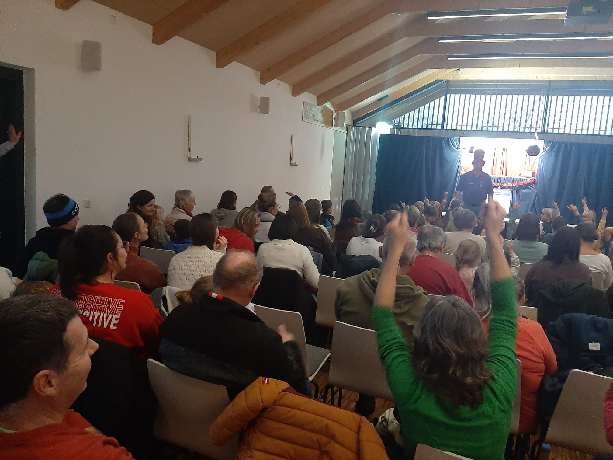 IMG-20251202-WA0054 Beste Stimmung beim Besuch des Chiemsee-Kasperls in Grabenstätt. Foto: Chiemsee-Kasperl