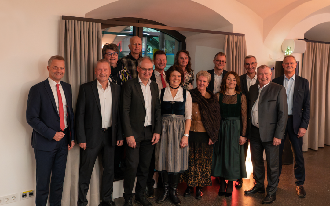 Zeitreise durch die Jahrzehnte: Sparkasse Rosenheim-Bad Aibling ehrt langjährige Mitarbeiter