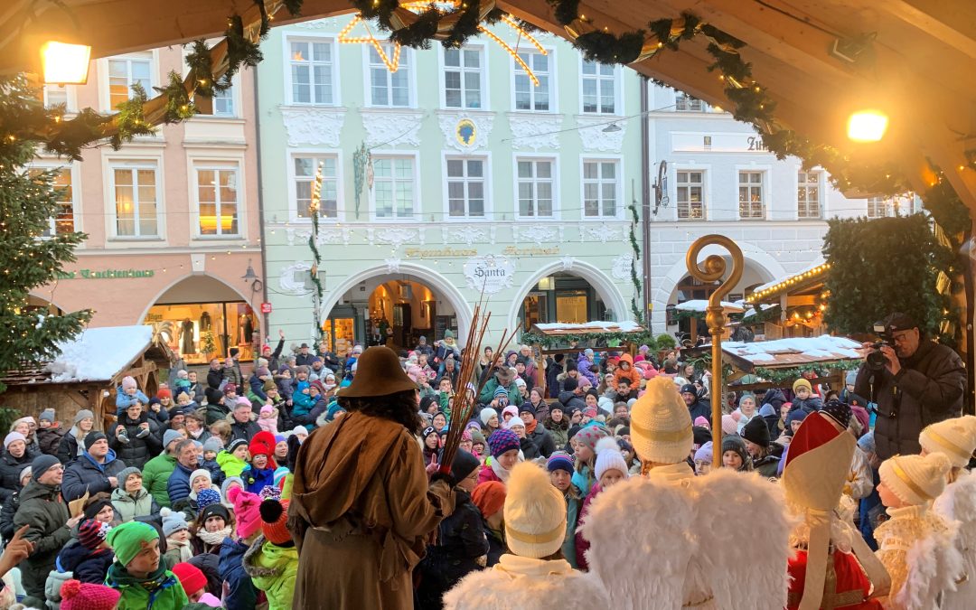Nikolaus besucht den Rosenheimer Christkindlmarkt