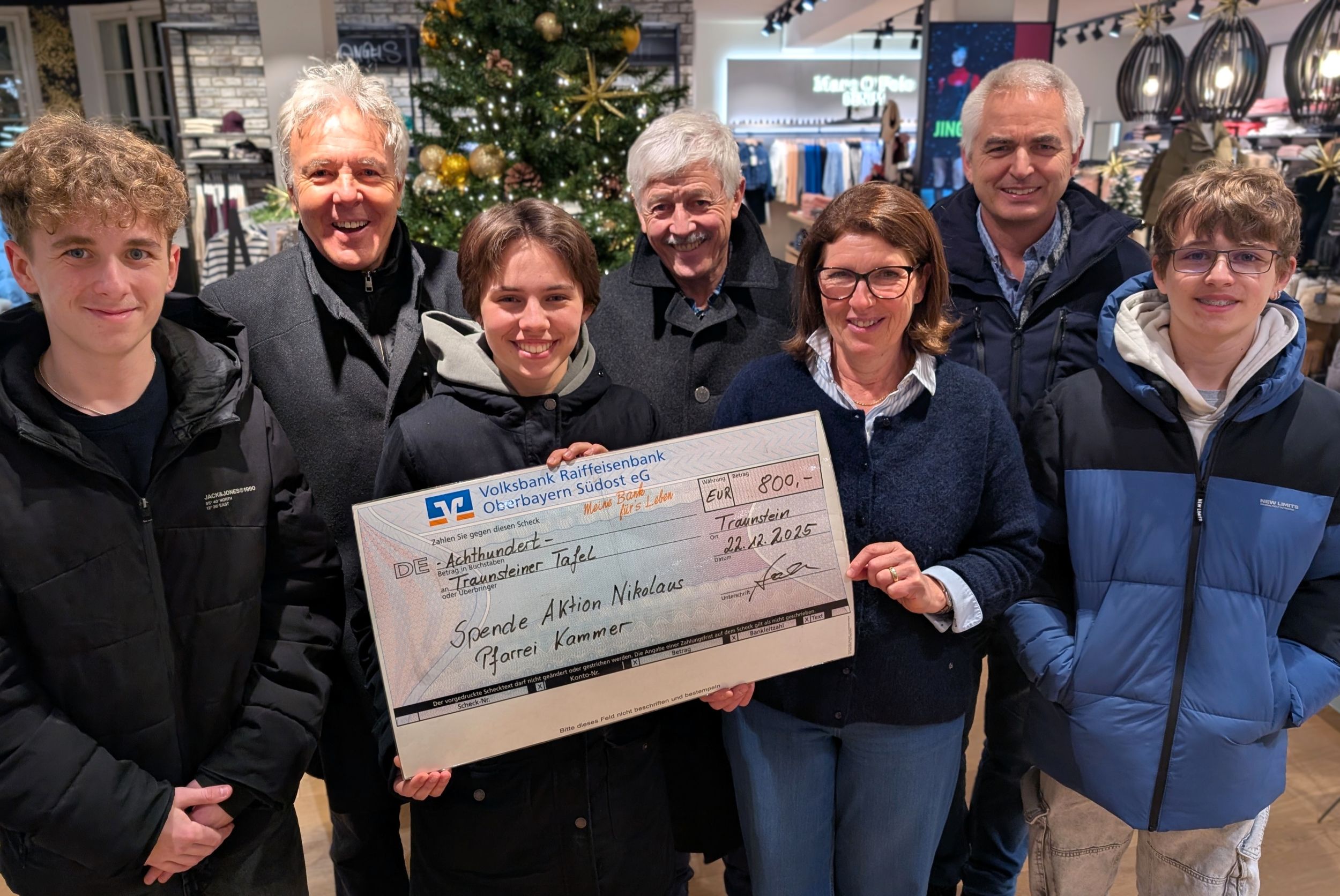 Nikolausspende aus Kammer an die Traunsteiner Tafel Den Erlös der diesjährigen Nikolausaktion in Kammer übergaben die „himmlischen Akteure“ vor wenigen Tagen an Claudia Haider (Mitte) von der Traunsteiner Tafel. Von links nach rechts „Kramperl“ Raphael Lorenz, „Nikolaus“ Josef Schmalzbauer, „Kramperl“ Marina Brunner, „Nikolaus“, Claudia Haider, Fahrer Martin Pohl und „Kramperl“ Christian Brunner. Foto: Hubert Hobmaier