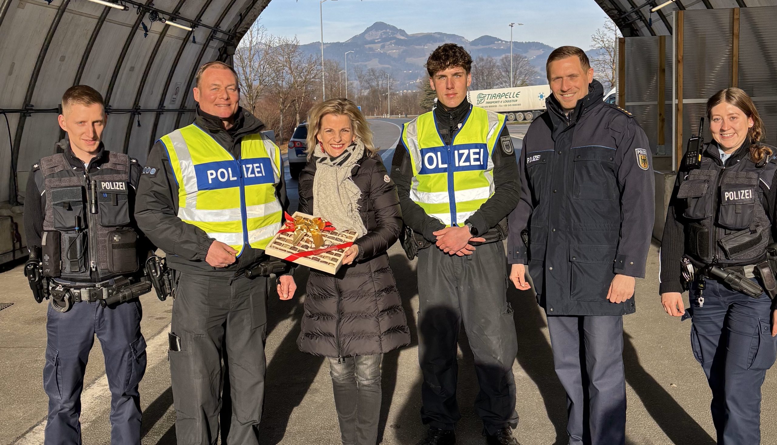 PM Die Parlamentarische Staatssekretärin beim Bundesinnenminister, Daniela Ludwig, beim Besuch der Bundespolizisten an der Grenze in Kiefersfelden. Foto: Wahlkreisbüro Daniela Ludwig