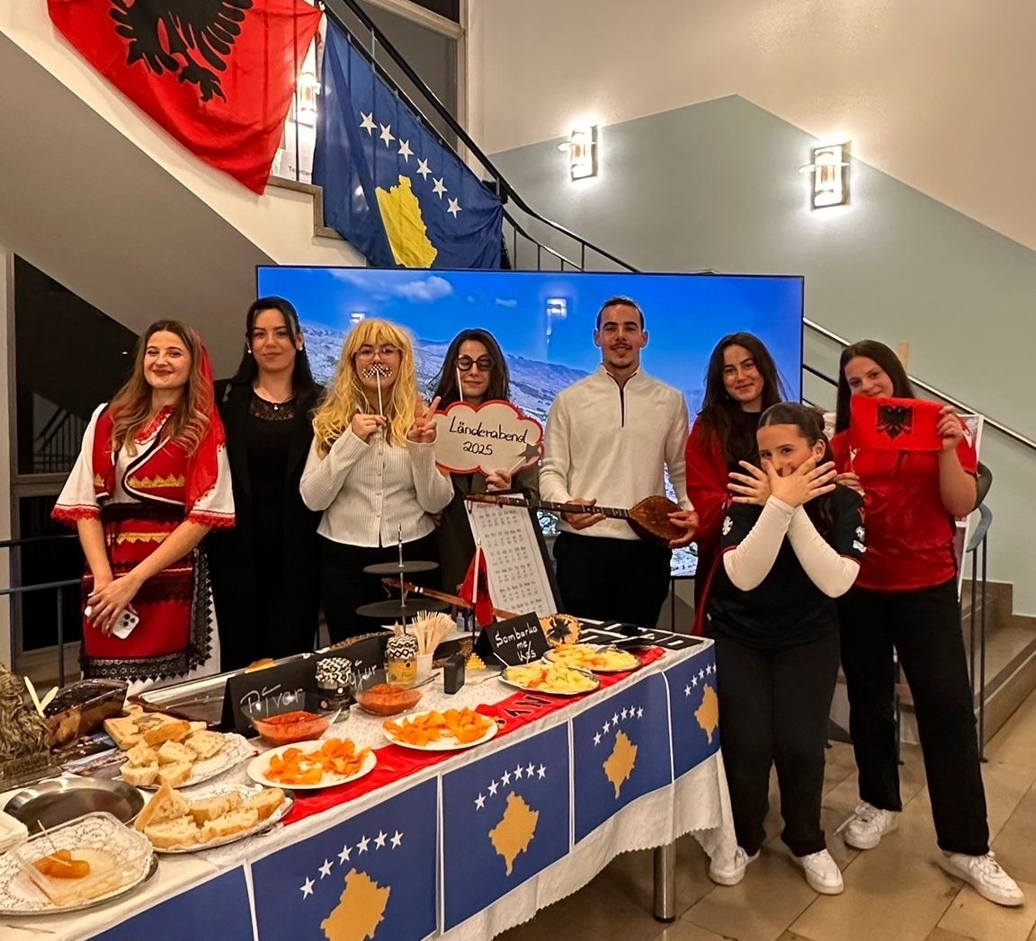 PM_Bild_Albanien-Stand_Länderabend_2025 von links: Projektleiterin Edona Gashi mit W³-Teilnehmenden und W³issensträgerinnen am Albanien-Stand beim W³ Länderabend 2025.Foto: Tayfun Samli für gfi gGmbH Alpenvorland