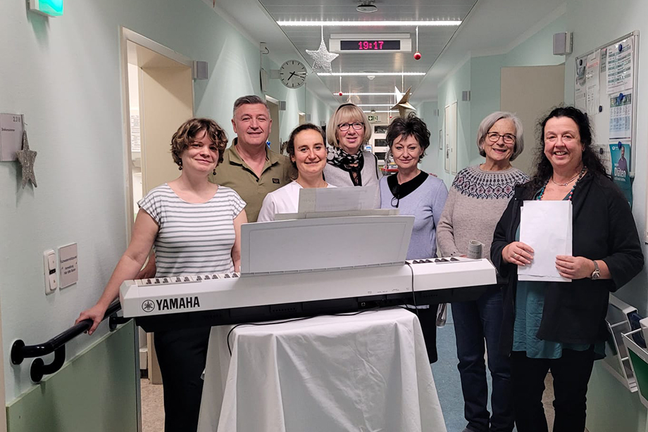 Presse_AIB_Weihnachtssingen 2025_Print Sie brachten WeihnachtsklĂ€nge auf die Stationen. v.l.n.r. Janica Adickes, Dragan Miljkovic, Merel van Hoefs, Hilde Varadi, Kerstin Haas, Brigitte Wagner und Annette GrĂŒber von der RoMed Klinik Bad Aibling, Foto: RoMed Kliniken