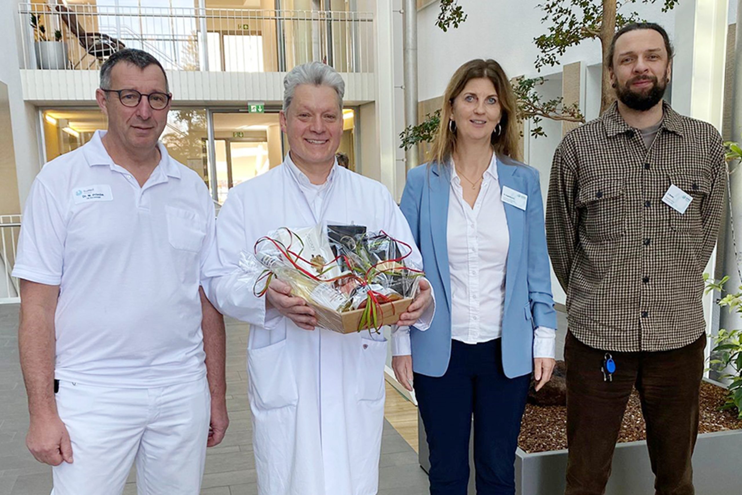 Presse_PRI_CHIR_Prof Herrle_Print von links.: Ärztlicher Direktor Dr. Martin Primbs, Prof. Dr. Florian Herrle, Chefarzt der Abteilungen für Allgemein- und Viszeralchirurgie an den RoMed-Standorten Prien und Wasserburg, Kaufmännische Leiterin Maren Engelbrecht und Pflegedienstleiter Sebastian Hirmer. Foto: Copyright RoMed Kliniken