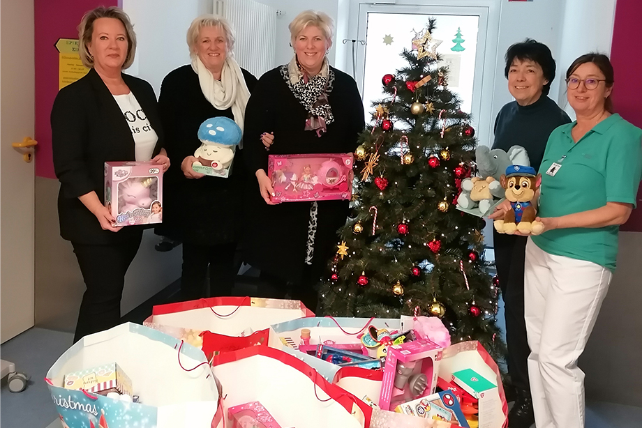 Bauunternehmen Tremmel bringt Weihnachtsfreude in die Kinderklinik Rosenhiem