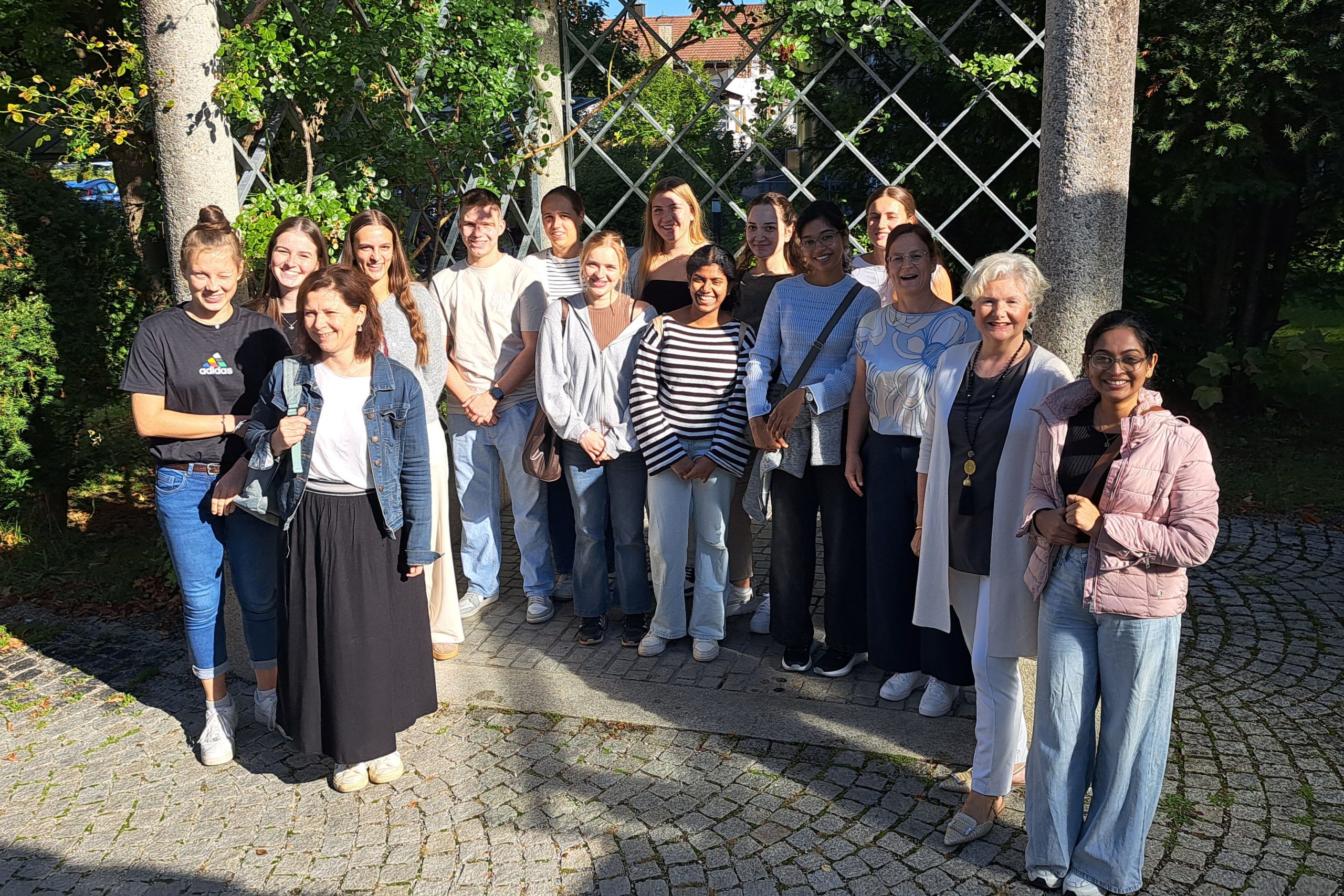 Presse_Schule ohne Rassismus_KI Workshop_B1_PM Bild 1: Die Azubis mit Patin Sigrid Knothe (2.v.r.) und Franziska Manhart, Pflegepädagogin RoMed Klinik Wasserburg (daneben), vor der RoMed Klinik Bad Aibling. Foto: RoMed Kliniken, Sigrid Knothe