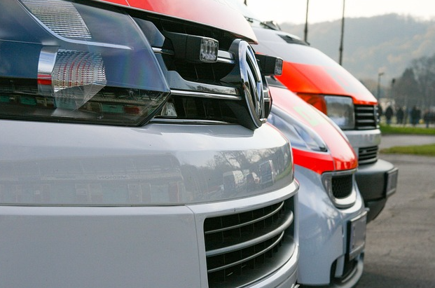 Rettungswagen Drei geparkte Rettungswagen. Frontansicht. Foto: re