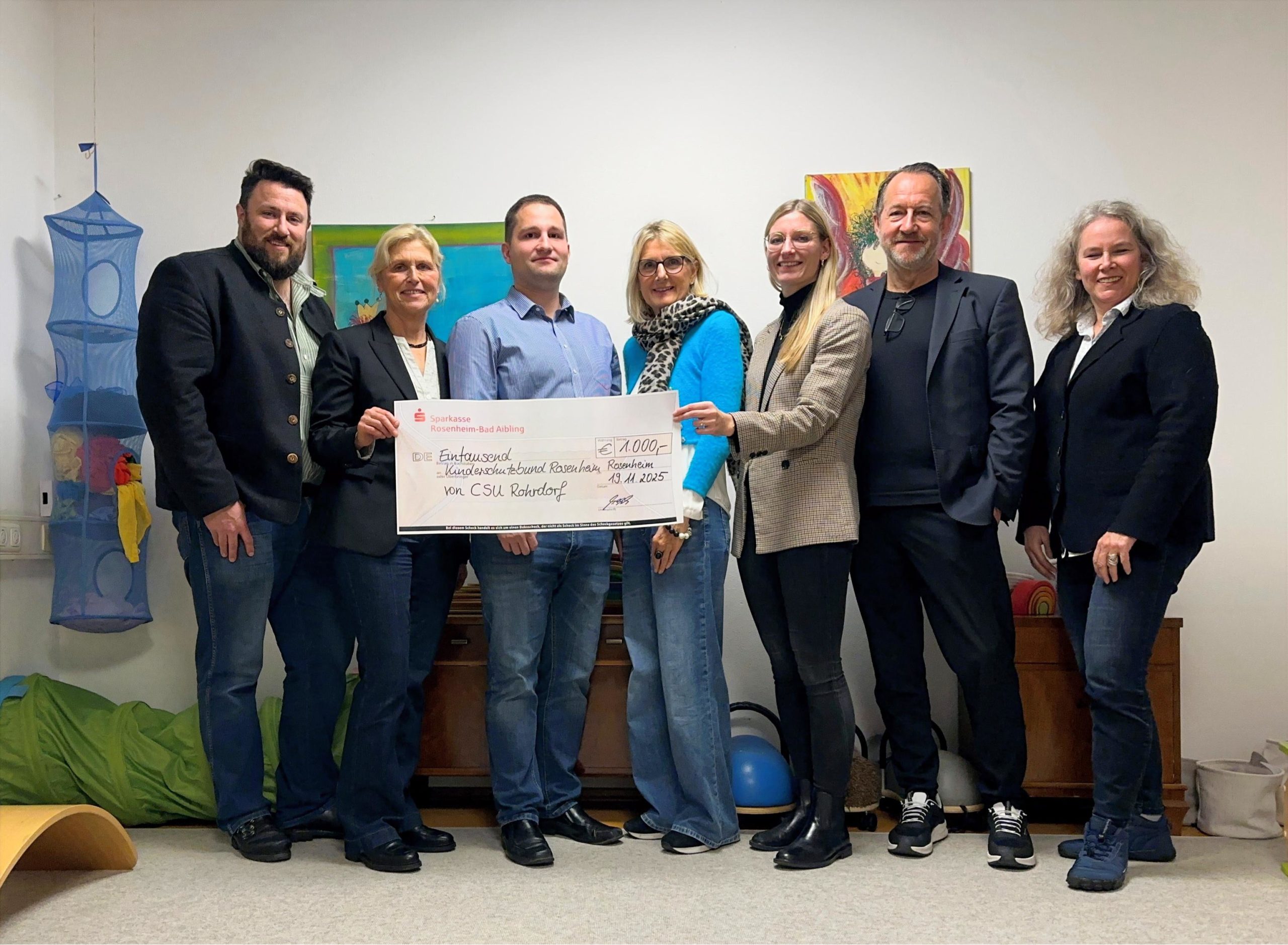 Spendenübergabe CSU Rohrdorf-KSB-1 v.l.n.r.: Stephan Reisner (stellv. Ortsvorsitzender CSU Rohrdorf), Maria Haimmerer (2. Bürgermeisterin Rohrdorf), Markus Erlich (Schatzmeister CSU Rohrdorf), Barbara Zanetti (stellv. Vorsitzende Kinderschutzbund Rosenheim), Josefine Schneider und Christian Wachter (Rechtsanwälte), Barbara Heuel (Geschäftsleitung Kinderschutzbund). Foto Barbara Heuel