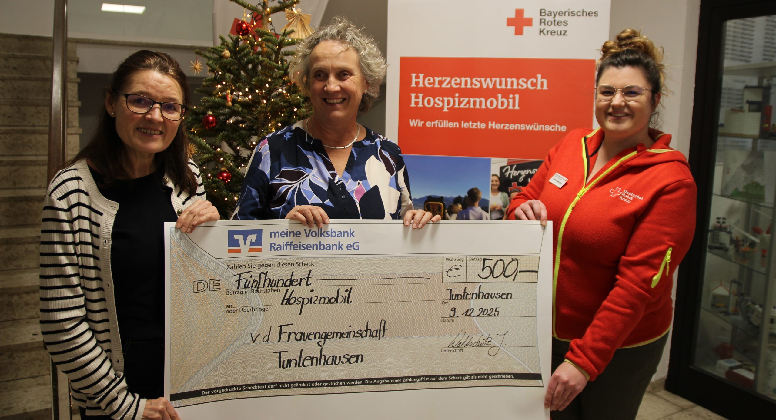 Spendenübergabe kfd Tuntenhausen von Links, Juliane Waldschütz, Kassierin der Frauengemeinschaft, Bettina Schmotz, Schriftführerin und Sabrina Mentrup, stellvertretend für das Team des Herzenswunsch Hospizmobils