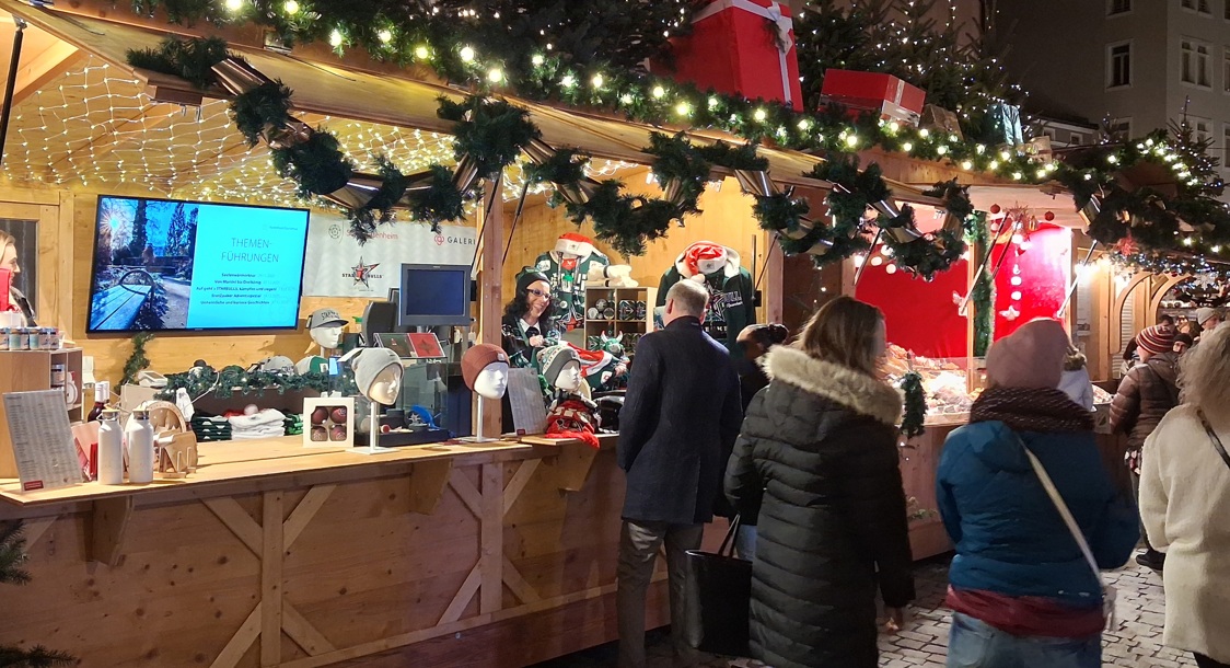 Starbulls Beim Starbulls-Stand auf dem Rosenheimer Christkindlmarkt erwarten die Besucher am Samstag, 13. Dezember, exklusive Aktionen: Foto: Starbulls Rosenheim