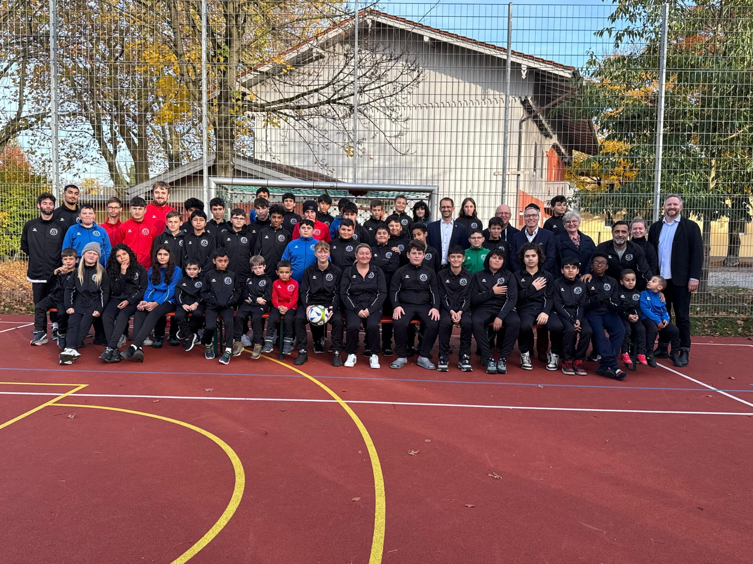 Uebergabe_Trainingsanzuege Copyright Startklar Soziale Arbeit Rosenheim-Ebersberg