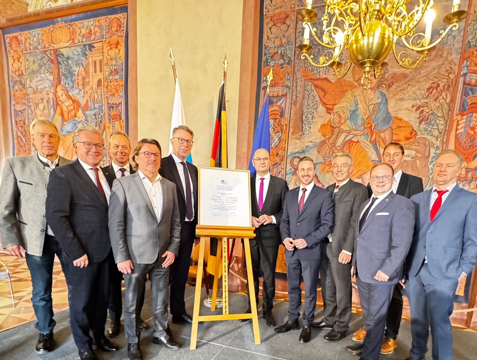 Urkundenübergabe Die UNESCO-Welterbe-Urkunde für die bayerischen Königsschlösser wurde offiziell an den Freistaat Bayern übergeben. Foto: Abgeordnetenbüro Daniel Artmann